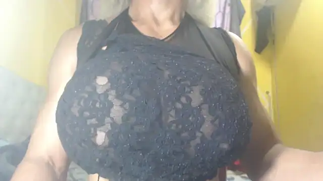 Snapshot of DanielaMuscleTS chatting on 03.15.25 DanielaMuscleTS online show from 03.15.25