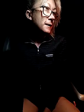 Snapshot of Timide_girl2 chatting on 10.08.25 Timide girl2 online show from 10.08.25