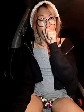 Snapshot of Timide_girl2 chatting on 12.17.25 Timide girl2 online show from 12.17.25