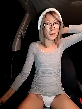 Snapshot of Timide_girl2 chatting on 12.21.25 Timide girl2 online show from 12.21.25