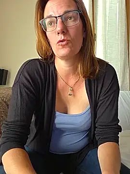 Snapshot of SpiceLea chatting on 05.14.26 SpiceLea online show from 05.14.26