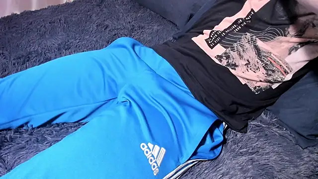 Snapshot of tailer_ chatting on 12.03.24 tailer online show from 12.03.24