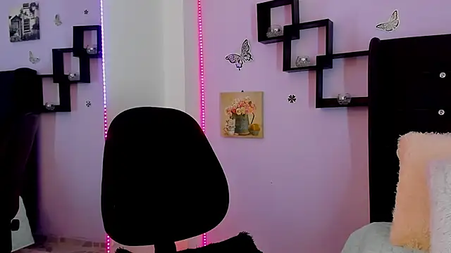 Snapshot of Laurablue chatting on 12.20.24 Laurablue online show from 12.20.24