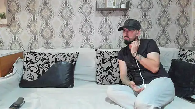 Snapshot of Jonmusclemaster chatting on 01.05.25 Jonmusclemaster online show from 01.05.25