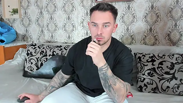 Snapshot of Jonmusclemaster chatting on 02.04.25 Jonmusclemaster online show from 02.04.25