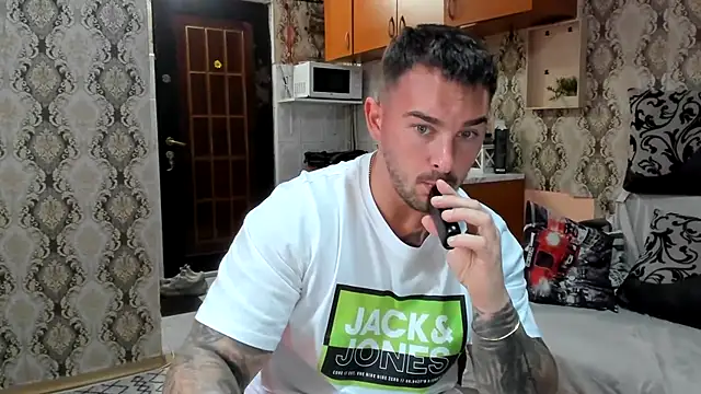 Snapshot of Jonmusclemaster chatting on 10.17.25 Jonmusclemaster online show from 10.17.25