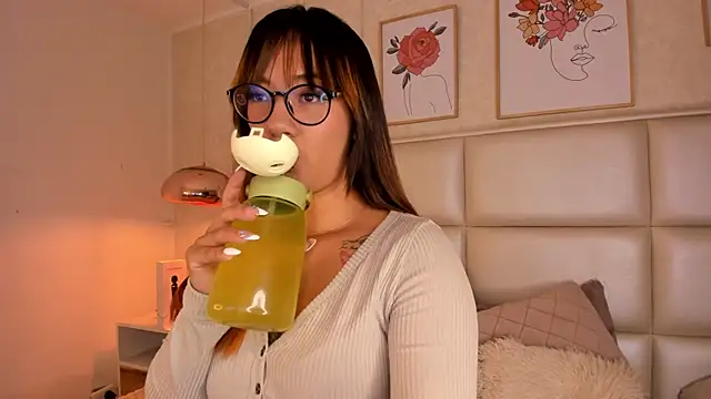 Snapshot of Aily_Yozuko chatting on 10.06.25 Aily Yozuko online show from 10.06.25