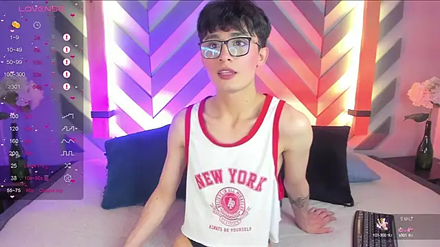 Snapshot of cherryy_boy chatting on 02.14.25 cherryy boy online show from 02.14.25