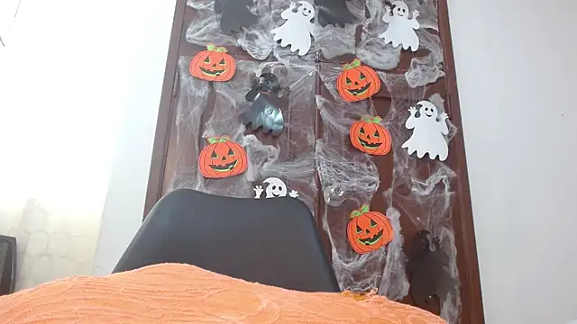 Snapshot of Darliin_G chatting on 10.22.25 Darliin G online show from 10.22.25