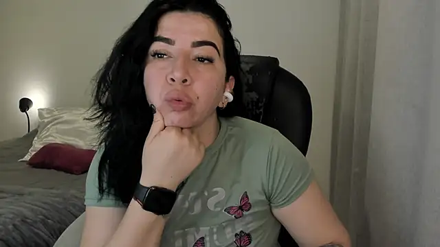 Snapshot of Im_coco chatting on 12.04.25 Im coco online show from 12.04.25