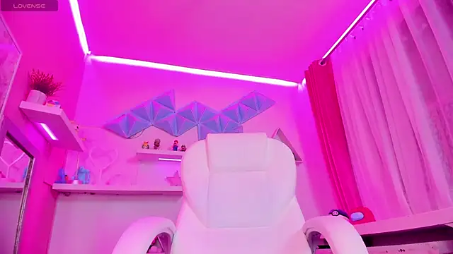 Hanna  Becker  online show from 12.12.24