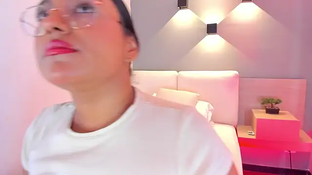 Snapshot of ellamontoya chatting on 09.11.25 ellamontoya online show from 09.11.25