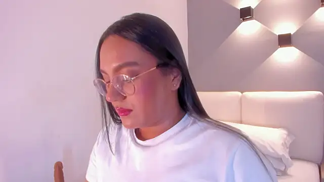 Snapshot of ellamontoya chatting on 09.23.25 ellamontoya online show from 09.23.25