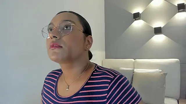 Snapshot of ellamontoya chatting on 09.30.25 ellamontoya online show from 09.30.25