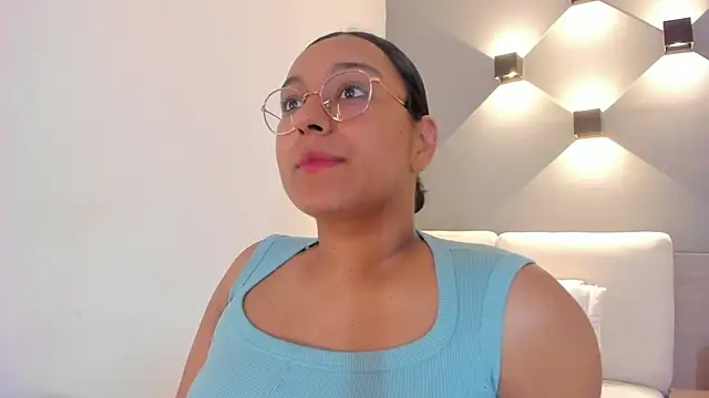 Snapshot of ellamontoya chatting on 10.18.25 ellamontoya online show from 10.18.25