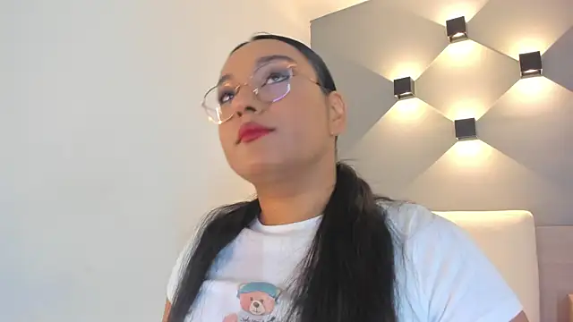 Snapshot of ellamontoya chatting on 10.24.25 ellamontoya online show from 10.24.25