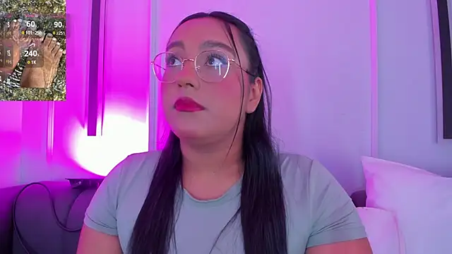 Snapshot of ellamontoya chatting on 11.19.25 ellamontoya online show from 11.19.25