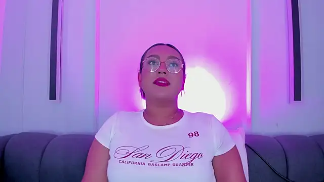 Snapshot of ellamontoya chatting on 11.22.25 ellamontoya online show from 11.22.25