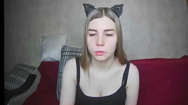 Snapshot of ElllaNuar chatting on 03.06.25 ElllaNuar online show from 03.06.25