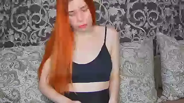 Snapshot of ElllaNuar chatting on 12.04.25 ElllaNuar online show from 12.04.25