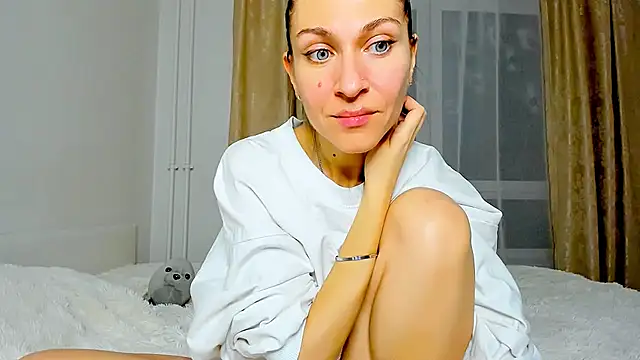 Snapshot of Mona_Cruz chatting on 02.25.25 Mona Cruz online show from 02.25.25