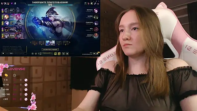 Snapshot of MoonlishSiren chatting on 10.07.25 MoonlishSiren online show from 10.07.25