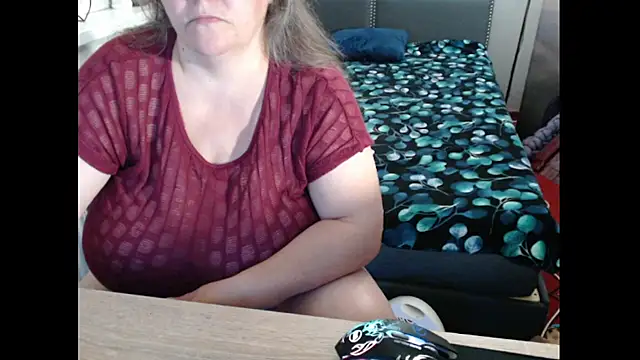 Snapshot of Sweetboobs chatting on 09.29.25 Sweetboobs online show from 09.29.25