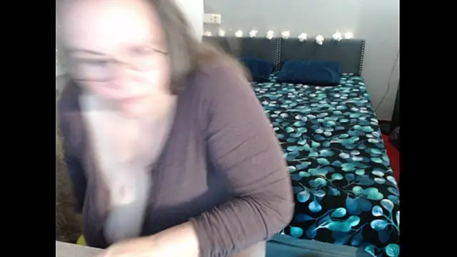 Snapshot of Sweetboobs chatting on 11.20.25 Sweetboobs online show from 11.20.25