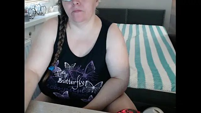 Snapshot of Sweetboobs chatting on 11.29.25 Sweetboobs online show from 11.29.25