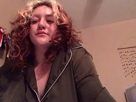 Snapshot of babesb01 chatting on 05.13.26 babesb01 online show from 05.13.26
