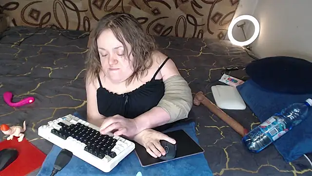 Snapshot of MiniNatalie chatting on 02.21.25 MiniNatalie online show from 02.21.25