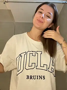 Snapshot of Mia-Minou chatting on 09.22.25 Mia-Minou online show from 09.22.25