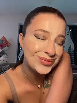 Snapshot of Mia-Minou chatting on 10.08.25 Mia-Minou online show from 10.08.25