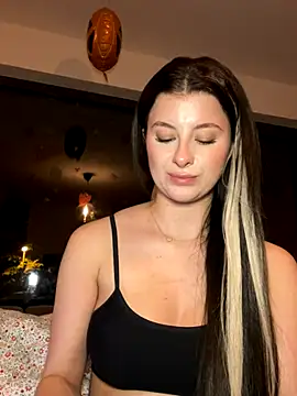 Snapshot of Mia-Minou chatting on 10.31.25 Mia-Minou online show from 10.31.25