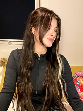 Snapshot of Mia-Minou chatting on 11.02.25 Mia-Minou online show from 11.02.25