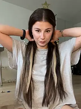 Snapshot of Mia-Minou chatting on 11.28.25 Mia-Minou online show from 11.28.25