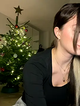 Snapshot of Mia-Minou chatting on 11.29.25 Mia-Minou online show from 11.29.25