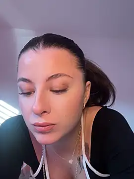 Mia-Minou online show from 12.17.25