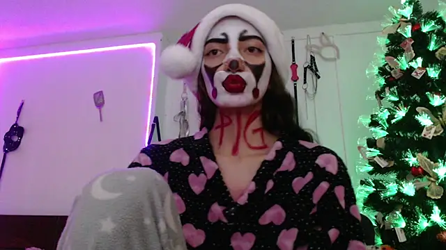 Snapshot of Eloise-brown chatting on 12.19.24 Eloise-brown online show from 12.19.24