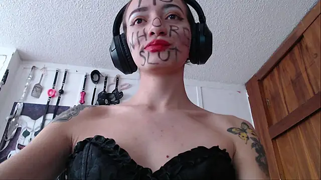 Snapshot of Eloise-brown chatting on 01.08.25 Eloise-brown online show from 01.08.25