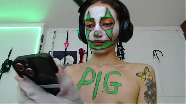 Snapshot of Eloise-brown chatting on 02.01.25 Eloise-brown online show from 02.01.25