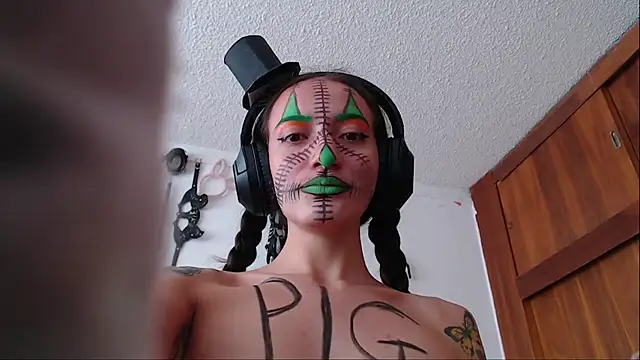 Snapshot of Eloise-brown chatting on 02.01.25 Eloise-brown online show from 02.01.25