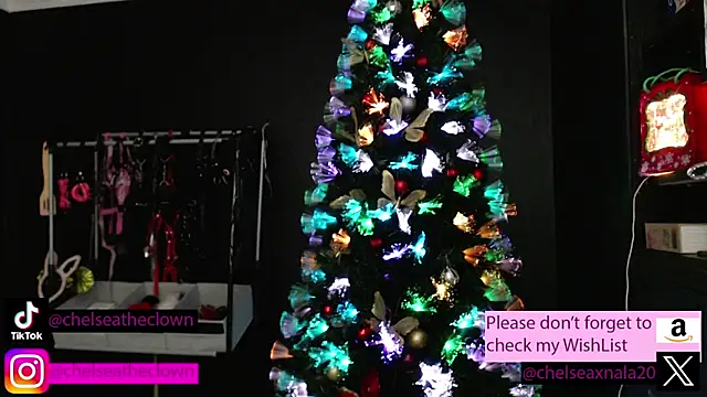 Snapshot of Eloise-brown chatting on 11.29.25 Eloise-brown online show from 11.29.25