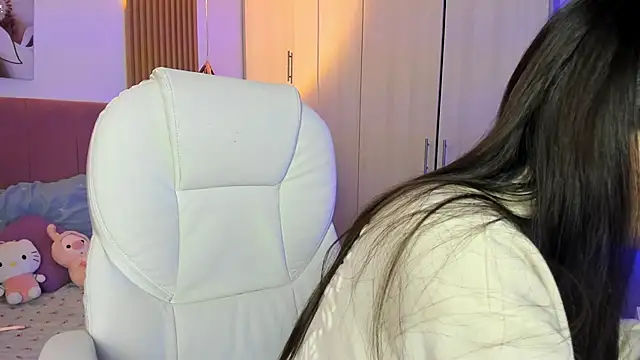 mia nevaeh online show from 10.27.25