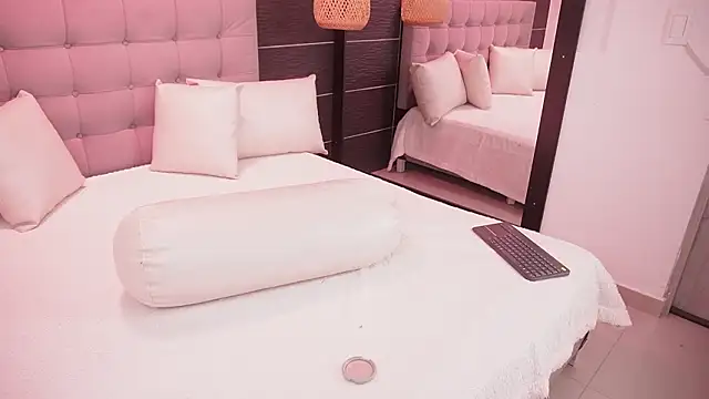 Snapshot of Bella_TS_ chatting on 02.26.26 Bella TS online show from 02.26.26