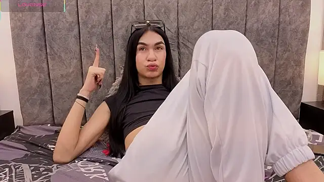 Mia thompson 19 online show from 09.12.25