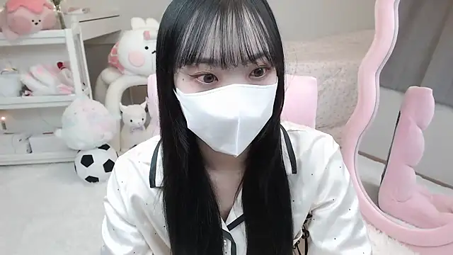 momo room online show from 12.12.24