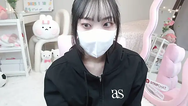 momo room online show from 01.19.25