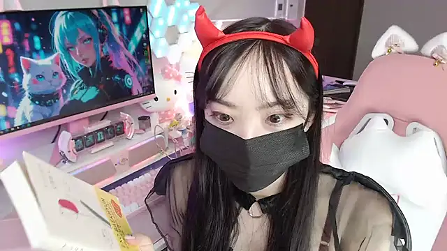 momo room online show from 10.20.25