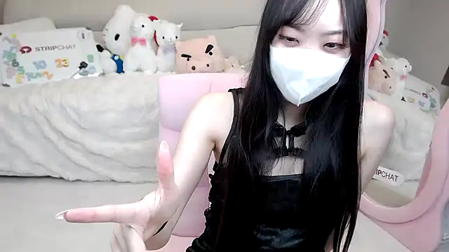 momo room online show from 10.23.25